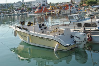 Denizde balıkçı tekneleri