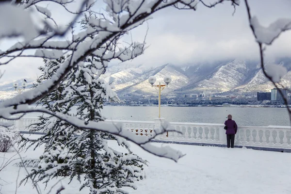 Kışın, Gelendzhik Körfezi ve dağlarda kar insanlar bakmak