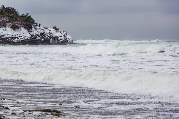 Ondas Correm Praia Coberta Neve Gelendzhik — Fotografia de Stock