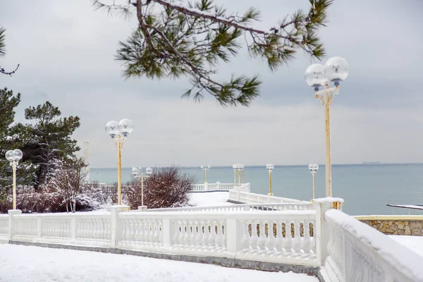 Gelendzhik-çok sokak ışıkların kış kar denizde arka plan üzerinde