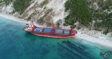 Değil çok uzak Novorossiysk gemi karaya yıkanmış