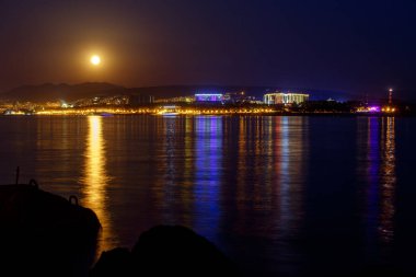 Gelendzhik Bay ve Gelendzhik gece panoramik üzerinde ay