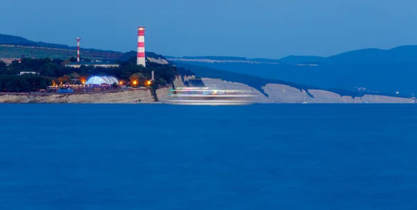 Gelendzhik Bay Girişinde Feneri Yak Gemileri Karadeniz Deniz Feneri Gece — Stok fotoğraf