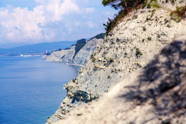Güzel tehlikeli ve sarp kayalarda Gelendzhik sahilde Sosnovka. Mesafe Gelendzhik feneri.