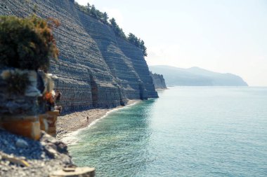 Güzel tehlikeli ve sarp kayalarda Gelendzhik sahilde Sosnovka. Uzakta sen-ebilmek görmek Divnomorsk, Divnomorskoye Köyü