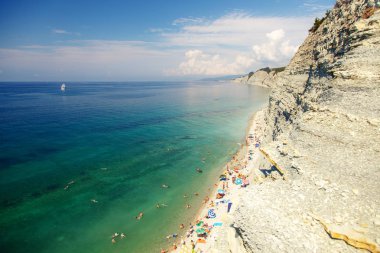 dik dik kayalıklarla, çam ağaçları, berrak denizi, Sahili Gelendzhik, Sosnovka plaj, Gelendzhik, Karadeniz yat