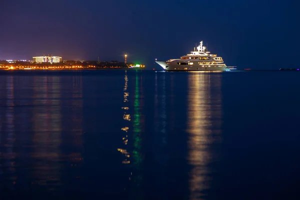 ゲレンジク灯台の背景にベイに駐車してヨットが明るい ソチの湾の光が美しく反射します — ストック写真