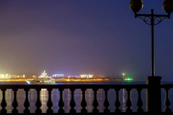 Akşamlar Parlak Gelendzhik Deniz Feneri Arka Plan Üzerinde Bay Park — Stok fotoğraf