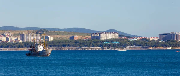 Gelendzhik Arka Plan Üzerinde Balıkçı Teknesi — Stok fotoğraf