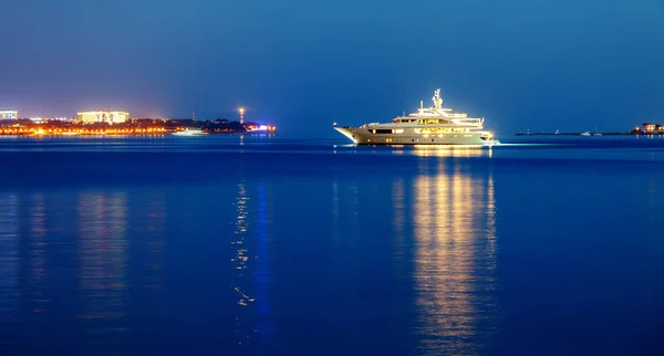 Este Fényesen Kivilágított Yacht Parkol Öbölben Háttérben Gelendzhik Világítótorony Fény — Stock Fotó