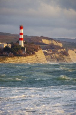 Gelendzhik bir fırtına karadeniz üzerinde deniz feneri. Su sıçramalarına, dalgalar, kayalar ve dağlar