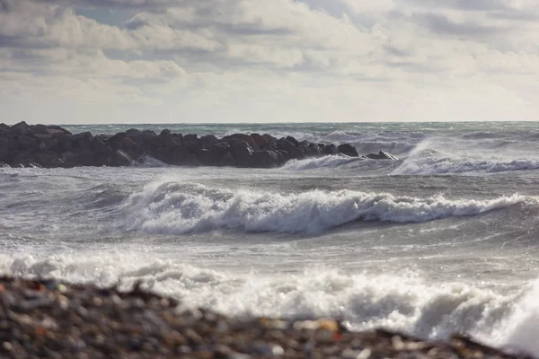 Pueblo Turístico Divnomorskoe Tormenta Invierno Olas Salpicaduras Rocas Frío Complejo —  Fotos de Stock