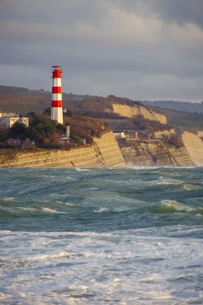 Gelendzhik bir fırtına karadeniz üzerinde deniz feneri. Su sıçramalarına, dalgalar, kayalar ve dağlar