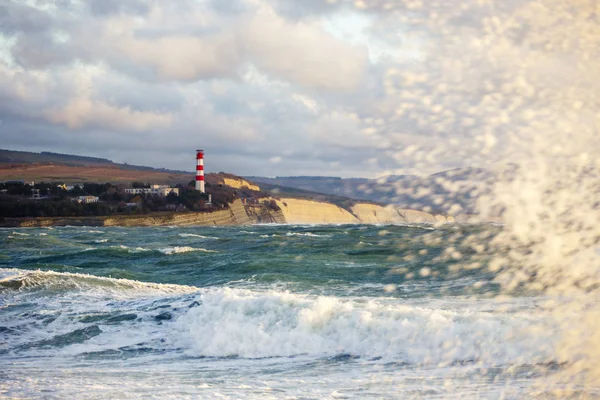 Gelendzhik bir fırtına karadeniz üzerinde deniz feneri. Su sıçramalarına, dalgalar, kayalar ve dağlar