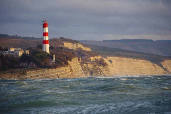 Gelendzhik bir fırtına karadeniz üzerinde deniz feneri. Su sıçramalarına, dalgalar, kayalar ve dağlar