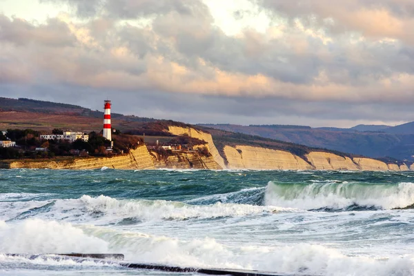 Gelendzhik bir fırtına karadeniz üzerinde deniz feneri. Su sıçramalarına, dalgalar, kayalar ve dağlar