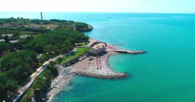 Uçuş deniz feneri yönü üzerinde Gelendzhik Gelendzhik plaj. Kalın Cape, yaz tatili, tatil, yatlar.
