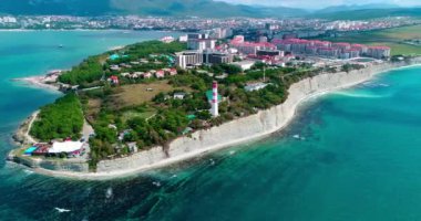 Gelendzhik, bir kalın Cape Gelendzhik ve deniz feneri üzerinde uçan beldesi. Dik kenarı, şehir ve Gelendzhik Körfezi Panoraması. Kafkas Dağları arka planda vardır.