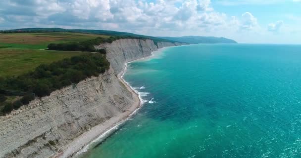 Widok Miasta Gelendzhik Otwartego Morza Latające Nad Urwiskiem Dziki Plaży — Wideo stockowe