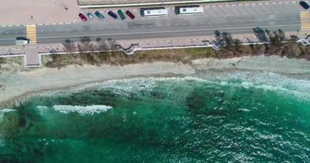 Vista Gelendzhik Desde Mar Abierto Volando Por Acantilado Playa Salvaje — Vídeo de stock
