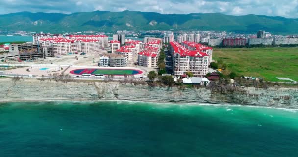 Vista Gelendzhik Dal Mare Aperto Volando Sopra Una Scogliera Spiaggia — Video Stock