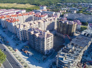 bir Konut Kompleksi inşaatı. Kuşbakışı. Yerleşim alanı hazır evlerin ve hala yapım aşamasında.