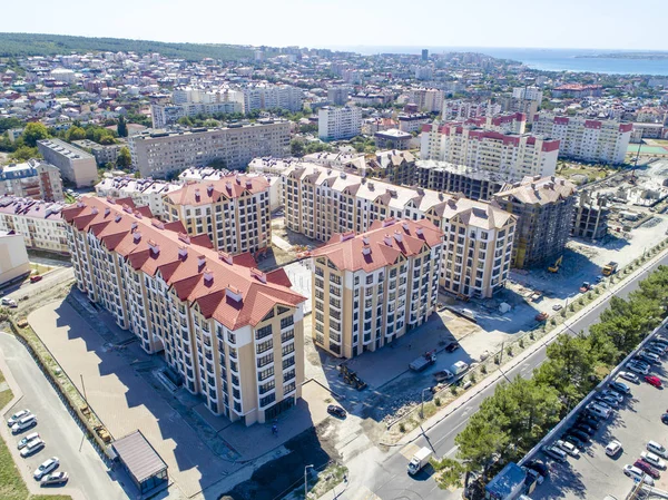 Byggandet Ett Bostadsområde Fågelperspektiv Bostadsområde Med Färdiga Hus Och Fortfarande — Stockfoto