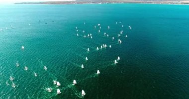 Yıllık çocuk yat yarışları Gelendzhik Bay. Birkaç yüz küçük yat yarışı içinde katılmak. Okul çağındaki çocukların Yelkenli tekne yarışları rekabet edebilmek. Gelendzhik, dağlar ve yatlar denizinde beldesidir. Gelendzhik Gelendzhik çıkabilir 
