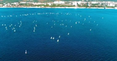 Yıllık çocuk yat yarışları Gelendzhik Bay. Birkaç yüz küçük yat yarışı içinde katılmak. Okul çağındaki çocukların Yelkenli tekne yarışları rekabet edebilmek. Gelendzhik, dağlar ve yatlar denizinde beldesidir. Gelendzhik Gelendzhik çıkabilir 