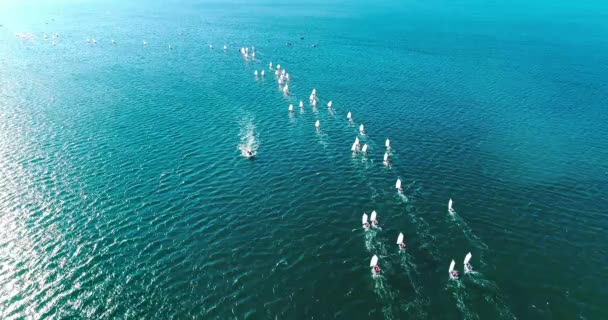 每年在格伦奇克湾举行的儿童游艇比赛 几百艘小游艇参加了赛马会 学龄儿童在帆船上参加比赛 格伦吉克度假村是一座由山脉和游艇组成的海洋 格伦日克 格伦奇克的堤防 — 图库视频影像