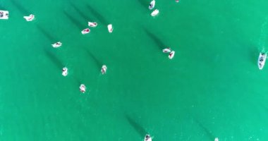 Yıllık çocuk yat yarışları Gelendzhik Bay. Birkaç yüz küçük yat yarışı içinde katılmak. Okul çağındaki çocukların Yelkenli tekne yarışları rekabet edebilmek. Gelendzhik, dağlar ve yatlar denizinde beldesidir. Gelendzhik Gelendzhik çıkabilir 
