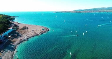 Yıllık çocuk yat yarışları Gelendzhik Bay. Birkaç yüz küçük yat yarışı içinde katılmak. Okul çağındaki çocukların Yelkenli tekne yarışları rekabet edebilmek. Gelendzhik, dağlar ve yatlar denizinde beldesidir. Gelendzhik Gelendzhik çıkabilir 