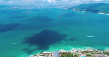 Gelendzhik Kabardinka Köyü üzerinden uçan. Doob Cape ve deniz feneri. Köy, resort oteller ve tatil köyleri sahil şeridi. Tsemess Coast Körfezi. Novorossiysk Tsemes Körfezi'nin görünümü