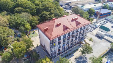 Çok katlı güzel Gelendzhik Körfezi kıyısında bina konut yeni. Karadeniz Kafkasya, dinlence yeri Kuban. Başka bir konut kompleksi yakın inşa ediliyor. Arka planda Karadeniz, Gelendzhik Bay görebilirsiniz