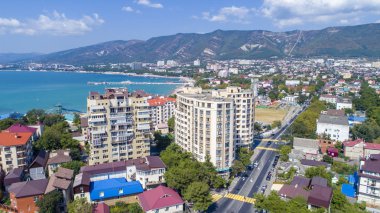 Konut Kompleksi Gelendzhik shore körfezde. Çok katlı Konut Binası Gelendzhik şehir içinde yoğun bir cadde üzerinde duruyor. Şehrin waterfront sokaktır. Görünür Gelendzhik Bay, dağlar, deniz feneri. T çıkabilir