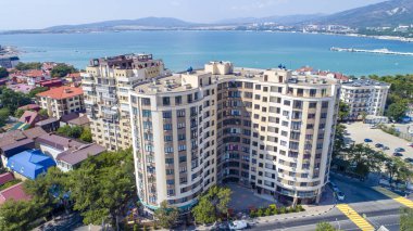 Resort Gelendzhik, Karadeniz, bir kuş uçuşunun Gelendzhik Körfezi kıyısında çok katlı ev