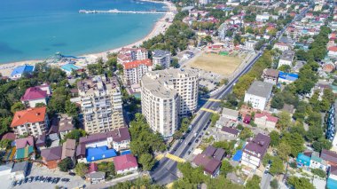 Konut Kompleksi Gelendzhik shore körfezde. Çok katlı Konut Binası Gelendzhik şehir içinde yoğun bir cadde üzerinde duruyor. Şehrin waterfront sokaktır. Görünür Gelendzhik Bay, dağlar, deniz feneri. T çıkabilir