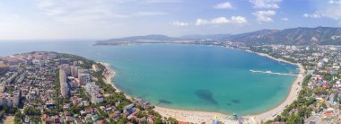 Gelendzhik Panoraması üzerinden bir kuş bakışı. Gelendzhik Bay, Kafkas Dağları, deniz feneri, dolgu, evler, sokaklar. Krasnodar bölgesi tatil
