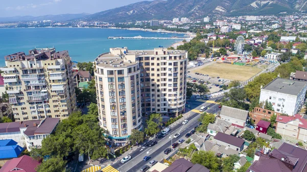 リゾート Gelendzhik 鳥のフライトから Gelendzhik 湾の海岸にある複数階建ての家 — ストック写真