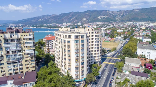 リゾート Gelendzhik 鳥のフライトから Gelendzhik 湾の海岸にある複数階建ての家 — ストック写真