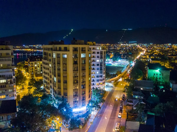 Nachtgelendschik Aus Der Vogelperspektive Silhouetten Von Bergen Promenade Meer Autos — Stockfoto