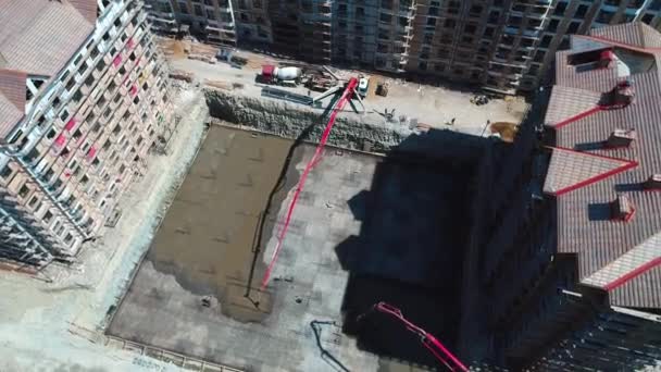 家の基礎コンクリートの鋳造 鳥瞰図 コンクリート ポンプは 労働者がコンクリートをレベル 土製ピットにソリューションをフィードします コンクリートは コンクリート ミキサーに運ばれます 周りではすでに — ストック動画