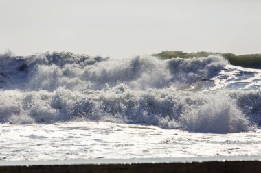 Karadeniz 'de güçlü ve tehlikeli bir fırtına. Gelendzhik Gelendzhik Körfezi 'nde güzel ve büyük fırtına dalgalanma. deniz köpüğü, dalga Crests, açık yeşil su. Unsurların öfkesi, dalgaların paralel hatları, fırtına ve tehlike