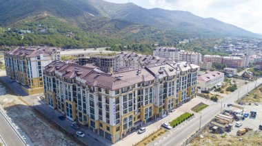    Gelendzhik Körfezi kıyısında konut kompleksi. Birkaç çok katlı yerleşim binalar Gelendzhik rahat tatil kasabasında Markoth sırt ve Karadeniz arasında yer almaktadır