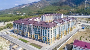    Gelendzhik Körfezi kıyısında konut kompleksi. Birkaç çok katlı yerleşim binalar Gelendzhik rahat tatil kasabasında Markoth sırt ve Karadeniz arasında yer almaktadır