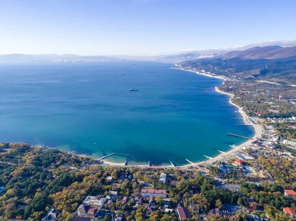 kuş bakışı köy Kabardinka Panoraması. Kabardinka beldesinin ön planda, Tsemes Körfezi 'nin ve Novorossiysk limanının arkasında. Sağdaki Markoth Ridge 