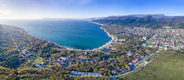 kuş bakışı köy Kabardinka Panoraması. Kabardinka beldesinin ön planda, Tsemes Körfezi 'nin ve Novorossiysk limanının arkasında. Sağdaki Markoth Ridge 
