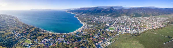 kuş bakışı köy Kabardinka Panoraması. Kabardinka beldesinin ön planda, Tsemes Körfezi 'nin ve Novorossiysk limanının arkasında. Sağdaki Markoth Ridge 