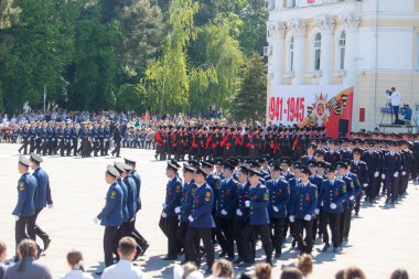 Gelendzhik, Krasnodar bölgesi, Rusya, 9 Mayıs 2018. Gelendzhik'te Zafer Geçidi. Büyük Vatanseverlik Savaşı'nda SSCB'nin zaferi onuruna geçit töreninde Rusya'nın asker ve gazilerinin sütunları vardır.. 