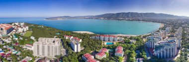 Gelendzhik tatil kenti Panoraması. Kuş bakışı manzara. Gelendzhik Körfezi, Markotkh sırtının arka planında görülebilir. Ön planda konut kompleksi 